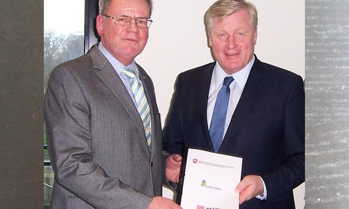 Michael Kramer (links), Lengeder Regionsabgeordneter hat in seiner Funktion als Stellvertretender Vorsitzender im Großraum Braunschweig mit Wirtschafts- und Verkehrsminister Dr. Bernd Althusmann im Landtag die Planungsvereinbarungen unterschrieben. Foto: Regionalverband Großraum Braunschweig