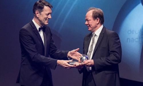 Dr. Georg Schütte (links), Staatssekretär im Bundesministerium für Bildung und Forschung, übergibt den Preis an den Projektkoordinator Prof. Michael Sievers vom CUTEC Umwelttechnik Forschungszentrum der TU Clausthal. Foto: Rühmeier