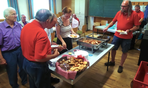 Der Neldnerbraten mit Sauerkraut fand bei den Sängern Anklang. Foto: MGV Ahlum