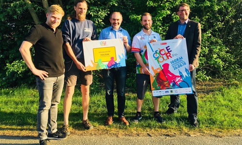 Die Cycle-Tour führt auch durch Volzum! Veranstalter Martin Hummelt (l.) und Dirk Kruse (2.v.r.) im Gespräch mit Ortsbrandmeister Frank Meier, Sven Volkers von Wir fördern Volzum und Bürgermeister Marco Kelb. Foto: Gemeinde Sickte