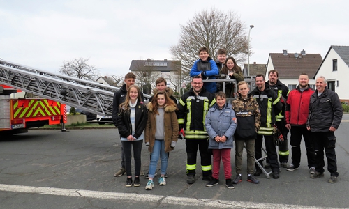 Die Gruppe des Zukunftstages mit den Feuerwehrleuten. Von links: Matthias Klein, Maik Goerke, Heiko Kupsch und den Mitarbeitern des Bauhofes Christopher Scheltzig und Klaus Wiegmann. Foto: Gemeinde Lehre