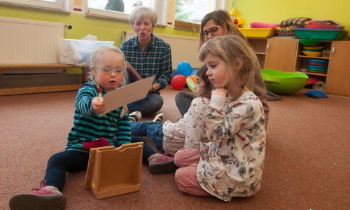 Marella (von links, im Uhrzeigersinn) spielt im Kindergarten Abenteuerland in Grasleben mit ihrer Frühförderin Inga Meyer und ihrer Kindergarten-Begleiterin Sina Liebs sowie den Kindern Emmy und Gina. Foto: Lebenshilfe