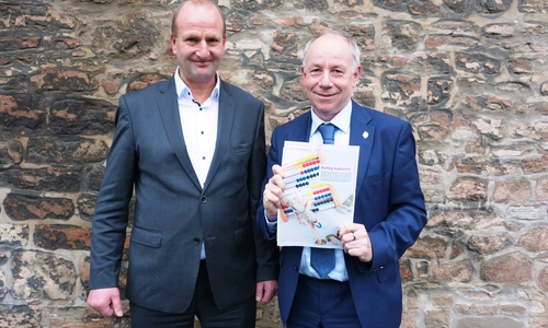 Haben ein eigenes Kostenmodell entwickelt, um eine gerechte Bezahlung in der Pflege zu ermöglichen (v.l.): Volker Wagner, Geschäftsführer Diakoniestationen Harz-Heide gGmbH, und Rüdiger Becker, Direktor und Vorstandsvorsitzender Evangelische Stiftung Neuerkerode. Foto: Stiftung