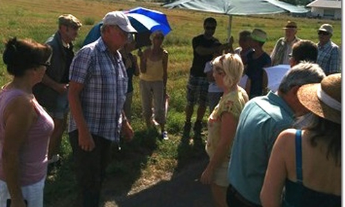 Etwa 30 Teilnehmer trafen sich trotz hoher Temperaturen und picknickten gemeinsam.  Foto: privat