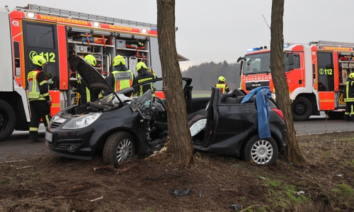 Der Wagen wurde durch die Kollision stark beschädigt. Foto: Rudolf Karliczek