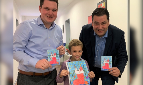 Der kleine Tom hat Philipp Raulfs (links) und Tobias Heilmann mit seinen Malkünsten überzeugt.
Foto: SPD