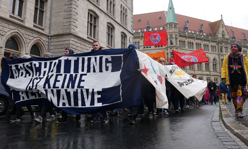 Trotz des schlechten Wetters nahmen viele Demonstranten an der Demo teil. Video/Fotos: Alexander Panknin