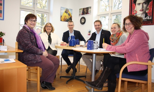 v.l.: Dörthe Preine (Jobcenter Helmstedt),Heike Bannach, Ulf Steinmann, Ekke-Peter Seifert, Lina Schönfeld (Jugendmigrationsdienst) Vassiliki Pavlidou (Migrationsberatung für Erwachsene

Foto: Agentur für Arbeit