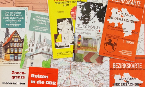 Info-Material für Reisen über die Grenze. Foto: Stadtmuseum/Meike Netzbandt