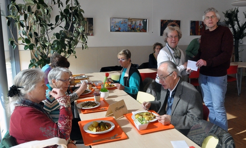 Erdmuth Queißer übergibt die Spende an Horst Rimke während eines Essens mit allen Helfern im Solferino. Foto: DRK