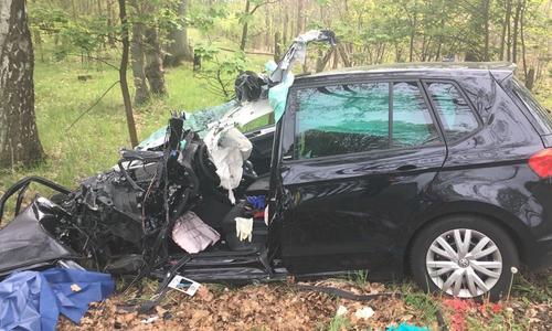 Der PKW wurde bei dem Frontalzusammenstoß stark beschädigt. Fotos: Christoph Böttcher