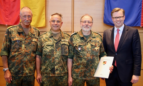 v.l.n.r. Kapitän zur See Berend Burwitz, Kommandeur des Landeskommandos Niedersachsen, Oberstleutnant Peter Unruh, Leiter des Kreisverbindungskommandos Gifhorn, Oberstabsfeldwebel Manfred Ehrhoff, Landrat Dr. Andreas Ebel. Foto: Landkreis Gifhorn