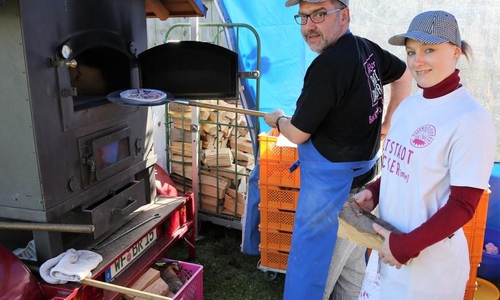 Die Altstadt-Bäckerei Richter war mit Bäckermeister Bernd Kellmann und Lisa Falk (Auszubildende) vertreten. Hier wird gerade ein leckeres und herzhaftes Dinette im Holzofen gebacken.