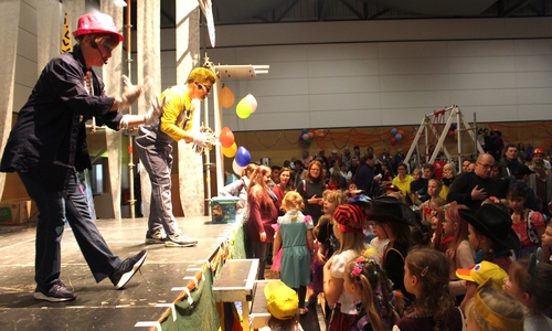 Eva und André Groß hielten die Kinder mit Bonbonregen bei Laune. Fotos: Alexander Dontscheff