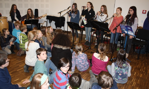 Moderne Popsongs gehören zum Repertoire der THG-Band. Fotos: privat