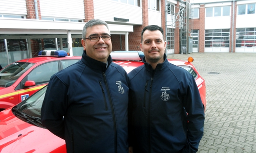 Ortsbrandmeister Kurt Jakobi (links) und sein Stellvertreter Sven Dost appellieren an die Feiernden:  "Wir sind immer für euch da, deshalb haltet unsere Wege frei und seid freundlich zu uns". Foto: Tobias Stein
