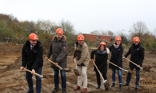 Stadtbauamts-Leiter Ivica Lukanic,  Architekt Thomas Möhlendick, Bürgermeister Thomas Pink, Kita-Leiterin Claudia Hesebeck und Olga Schell vom Elternrat   beim Spatenstich für die neue Kita an der Salzdahlumer Straße. Fotos: Bernd Dukiewitz