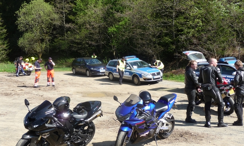 Kontrollsituation an der B 498 - hier ist die Polizei mit den Motorradfahrern der Johanniter Unfallhilfe im Einsatz. Foto: Polizei