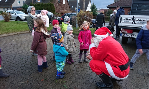 Der Weihnachtsmann brachte den Kleinen milde Gaben. Foto: Förderverein Freibad Denkte