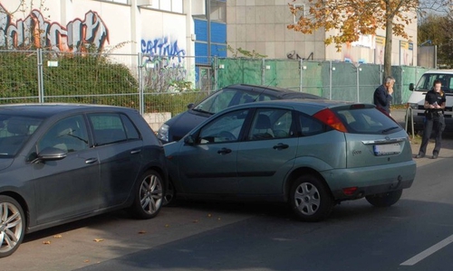 Das Fahrzeug der Verletzten beschädigte mehrere geparkte Autos.  Foto: Polizei Braunschweig