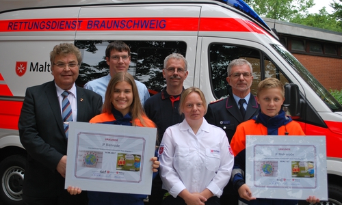 Die Projektleitung und zwei Vertreter der Jugendfeuerwehren Bienrode und Melverode mit Urkunden. Fotos: Feuerwehr Braunschweig