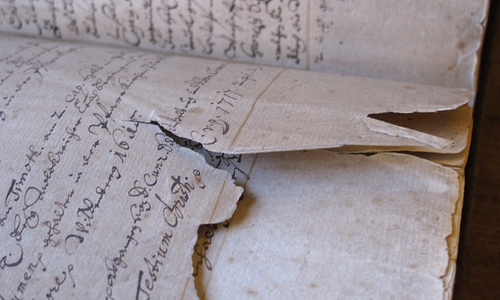 In der Herzog August Bibliothek zeigt die restaurierten Bände. Hier ein Buch mit einer von über 7000 Buchseiten, die durch jahrhundertelange Benutzung stark beschädigt sind. Foto: HAB