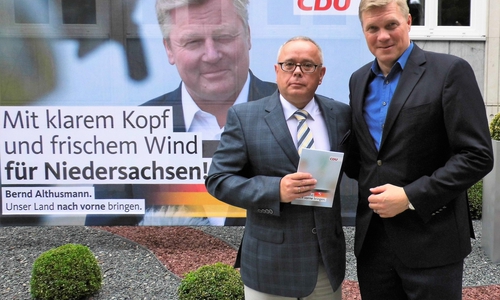 CDU-Kreisvorstandsmitglied Andreas Meißler (l.) folgte der Einladung von CDU-Generalsekretär Ulf Thiele zur Wahlkampfleitertagung in Hannover - hier vor dem "Wilfried-Hasselmann-Haus". Foto: CDU