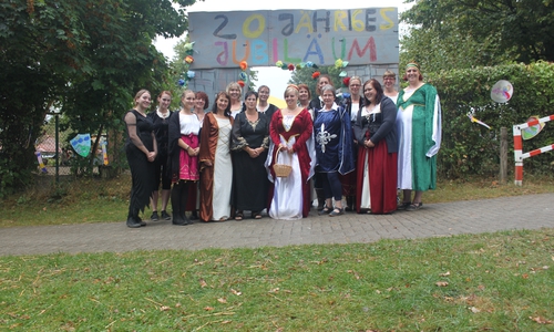 Das Team der Kita feierte in mittelalterlicher Montur. Foto: Privat