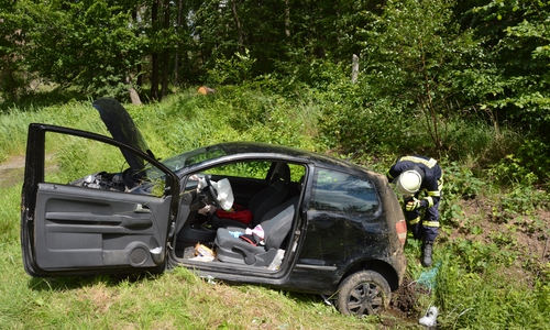 Die Feuerwehr konnte den Fahrer aus seinem Auto befreien. Fotos: Feuerwehr