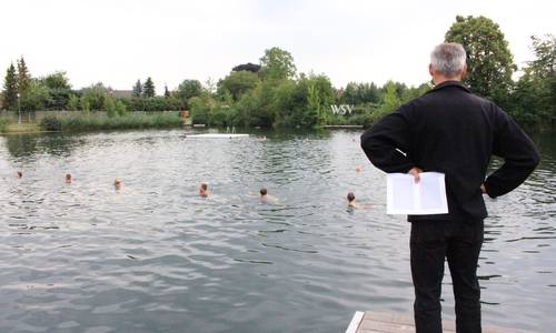 WSV Schwimmwart Stefan Vogel kontrolliert, ob die Choreographie, der Abstand und die Synchronität eingehalten werden. Foto: Max Förster