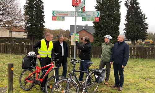 Initiator Jörg Thaden, ehrenamtlicher Leiter der Arbeitsgemeinschaft Fahrradwege in der Gemeinde Sassenburg, begutachtete gestern gemeinsam mit dem Bürgermeister der Gemeinde Sassenburg, Volker Arms, und mit Wolfgang Harder vom ADFC Gifhorn, Bernhard Kracht, Ehrenamtlicher, und Claus Lorenz, Sachgebietsleiter beim Regionalverband, den Knotenpunkt in Stüde an der Kreuzung Heudamm, Ecke Waldweg. Foto: Regionalverband Großraum Braunschweig