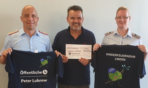Stellvertretend für die Kinderfeuerwehr Linden nahmen Ortsbrandmeister Marco Dickhut (li.) und Kinderfeuerwehrwartin Meike Beinert die Geschenke von Peter Lubnow entgegen. Foto: Stadt Wolfenbüttel