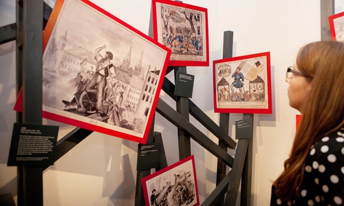 Die Ausstellung im Hoffmann-von-Fallersleben-Museum zeigt die bewegte Geschichte unserer Nationalhymne. Foto: Stadt Wolfsburg