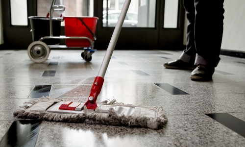 Reinigungskräfte müssen ab sofort mindestens 10,30 Euro pro Stunde verdienen – ein Plus von drei Prozent, so die IG BAU. Die Gewerkschaft rät zum Lohn-Check. Foto: IG BAU
