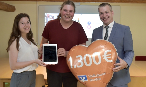 Die Volksbank BraWo spendete 1.300 Euro an das junge Peine. Foto: Volksbank BraWo