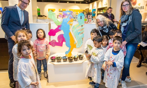 Die Kinder der Städtischen Kindertagesstätte Volkskindergarten waren kreativ: Mit Unterstützung von Gerold Leppa (links) und in Begleitung von Manuela Woggon und Xenia Aschoff (rechts) bemalten sie die Bürgermarke.  Foto: Braunschweig Stadtmarketing GmbH/Philipp Ziebart