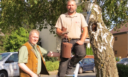 Roland Schlüter, Leiter Hegering und Christian Birken brachten die Nistkästen an. Foto: Jägerschaft Wolfenbüttel e.V.