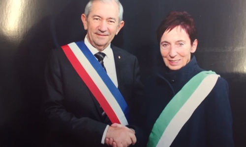 Bürgermeister Eric Le Dissès (Marignane) und Bürgermeisterin Bärbel Weist (Wolfsburg) untermalen die deutsch-französische Freundschaft. Foto: Stadt Wolfsburg