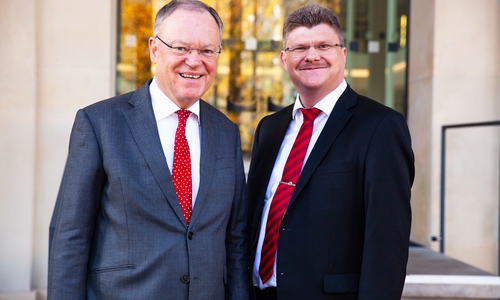 Stephan Weil (li.) und Alexander Hoppe freuen sich auf die Wandertour. Foto: Jan Kappelmann