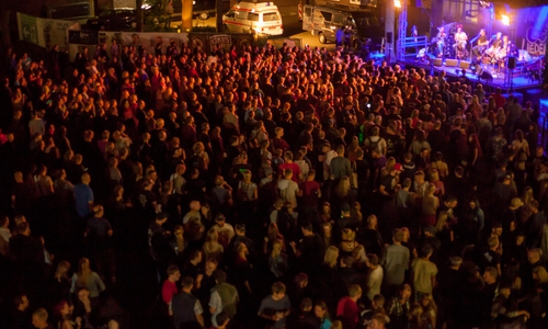 Archivbild der jungen Bühne mit zirka 3.000 Besuchern. 