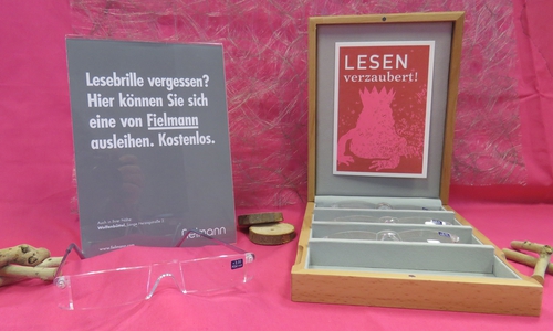 In der Stadtbücherei können ab sofort Lesebrillen ausgeliehen werden. Foto: Foto D. Bergmann-Baczynski