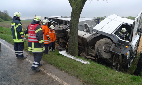 Ein umgekippter LKW verursachte einen komplexen Feuerwehreinsatz. Foto: Feuerwehr Hohenhameln