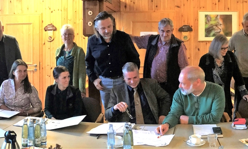 Treffen der Planungsgruppe der touristischen Nationalpark-Partnerschaft im Harz zur Neuausrichtung des Projekts. Das Treffen fand im Nationalpark-Bildungszentrum Sankt Andreasberg statt. Von links: Bernd Vollrodt – Kur-, Tourismus- und Wirtschaftsbetriebe der Stadt Bad Harzburg GmbH, Carola Schmidt – Harzer Tourismusverband e.V., Dirk Bahnsen – Harzer Schmalspurbahnen GmbH, Cathleen Hensel – Braunlage Tourismus Marketing GmbH, Christin Alshut – Tourismus GmbH Ilsenburg, Heike Albrecht – Nationalpark-Besucherzentrum TorfHaus, Frank Steingaß – Nationalparkverwaltung, Lutz Peters – Bürgermeister Herzberg am Harz und stellv. Nationalpark-Beiratsvorsitzender, Thomas Appel – Nationalparkhaus Sankt Andreasberg und NABU, Dr. Friedhart Knolle – Nationalparkverwaltung, Dr. Andrea Kirzinger – Nationalparkverwaltung, Andreas Pusch – Nationalparkverwaltung, Meike Hullen – Nationalparkverwaltung, Cordula Dähne-Torkler – Nationalparkverwaltung. Nicht abgebildet sind die Vertreter der Partner. Foto: Nationalpark Harz