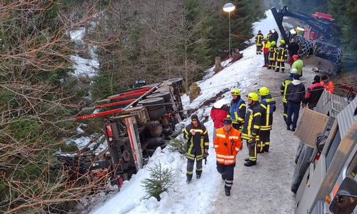Zwei Personen wurden bei dem Unfall verletzt. Foto: Freiwillige Feuerwehr Braunlage