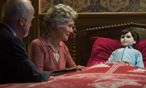 Szene aus "The Boy". Das Ehepaar Heelshire bringt ihren Jungen ins Bett. Foto: Capelight (Central)