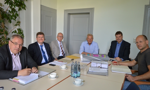 Von links: Matthias Lorenz (Bürgermeister der Samtgemeinde Nord-Elm), Alexander Hoppe (Bürgermeister der Stadt Königslutter am Elm), Klaus Westphal (Bürgermeister der Gemeinde Lehre), Günter Eichenlaub (Vorsitzender der LAG), Detlev Kaatz (Bürgermeister der Gemeinde Cremlingen), Michael Waßmann (Fachbereichsleiter der Samtgemeinde Sickte).
Foto: Richert