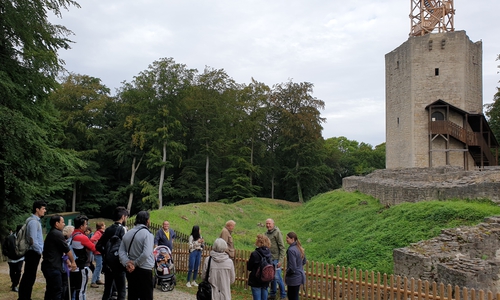 Die Exkursions-Teilnehmer der Sprachschule Baddeckenstedt bei ihrem Ausflug zur Burg Lichtenberg. Foto: DRK 
