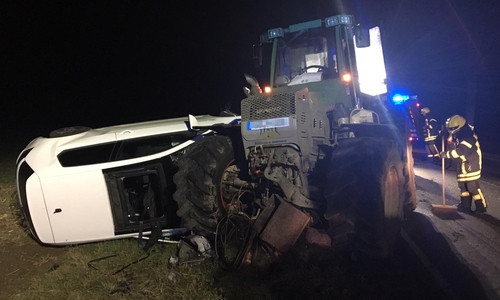 Heftiger Zusammenstoß: Der Golf lag beim Eintreffen der Rettungskräfte auf der Seite. Fotos und Video: Aktuell24(BM)