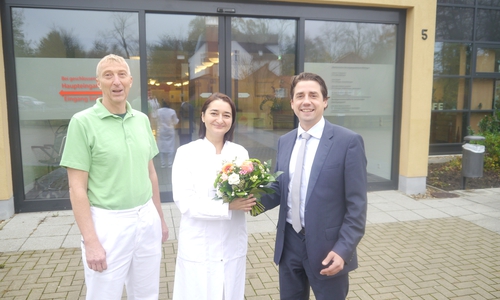 Der Ärztliche Direktor Uwe Schaper (l.) und der Klinikgeschäftsführer Dr. Peter Hermeling (r.) begrüßen Filiz Büyükok in der Helios Klinik Wittingen. Foto: Helios Klinik Wittingen
