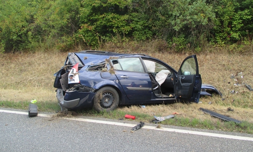 Das Auto kam durch den Zusammenstoß von der Fahrbahn ab und überschlug sich. Fotos: Polizei